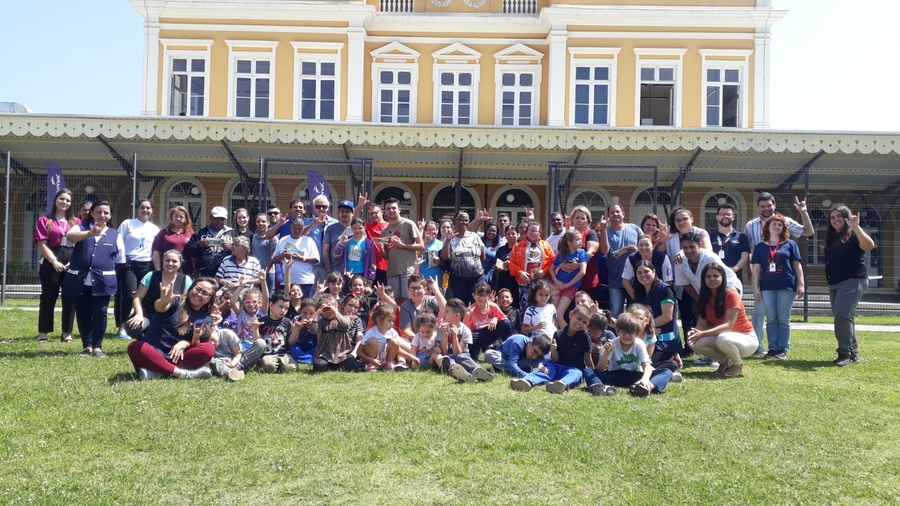 Além de muita brincadeira e diversão, eles puderam conhecer um pouco da história de Ponta Grossa com uma visita ao SESC Estação Saudade