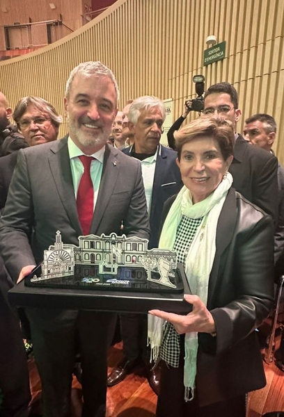 Prefeita Elizabeth entrega maquete em alusão aos 200 anos para o prefeito de Barcelona