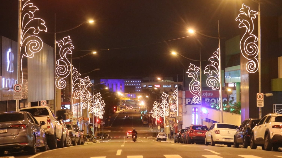 Avenida Vicente Machado é um dos locais que recebeu decoração natalina