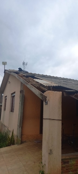 Casa ficou destelhada após a última chuva forte que caiu na cidade