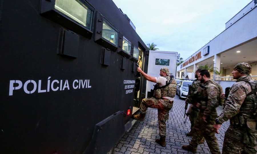 A operação policial feita na manhã desta segunda-feira (9) em três conjuntos de favelas do Rio de Janeiro busca cumprir 100 mandados de prisão