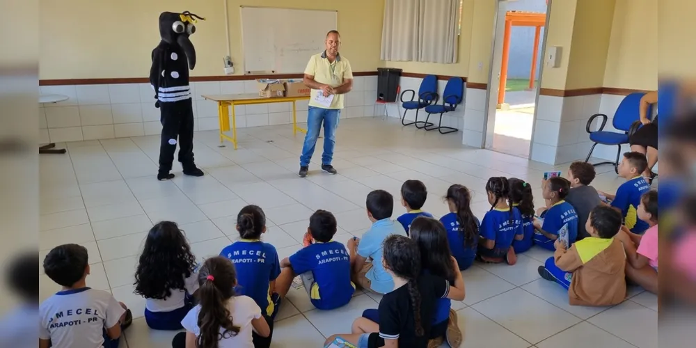 Os Agentes de Endemias conversaram com as crianças sobre as precauções necessárias para evitar que o mosquito se espalhe pelo município