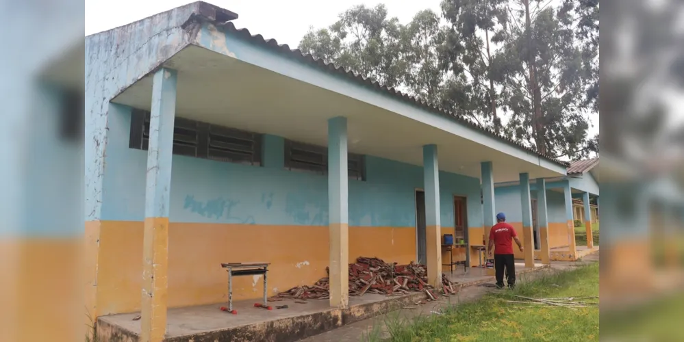 Escola Municipal Saltinho está sendo reformada em Cândido de Abreu, nos Campos Gerais
