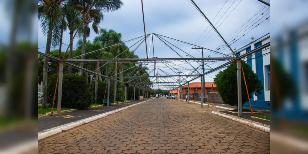 A empresa que possui contrato com o município já começou a montar a estrutura de tendas para os dois palcos e para a praça de alimentação