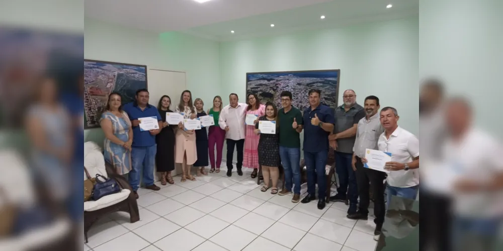 A Prefeitura Municipal de Curiúva, nos Campos Gerais, realizou a entrega do Certificado de Seleção para os diretores das escolas municipais