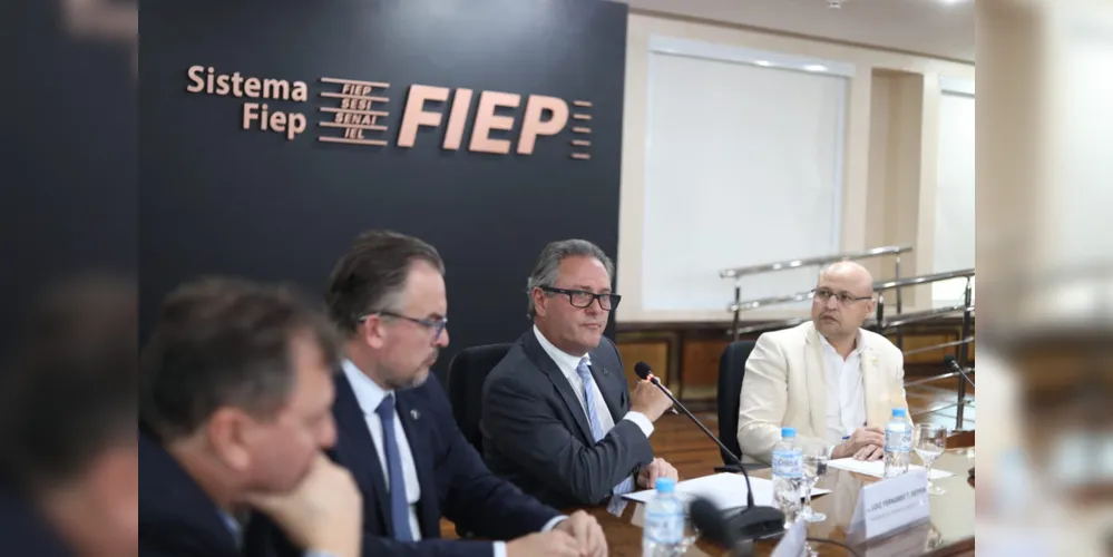 Em dezembro, durante reunião com diretoria da Fiep, o presidente do TJPR, desembargador Luiz Fernando Tomasi Keppen, apresentou a proposta das varas empresariais regionalizadas às lideranças industriais