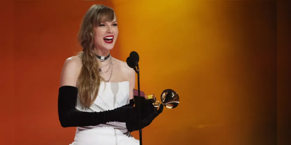 Taylor Swift recebe o prêmio de Melhor Álbum Pop Vocal por “Midnights” no palco durante o 66ª edição do Grammy Awards em 2024