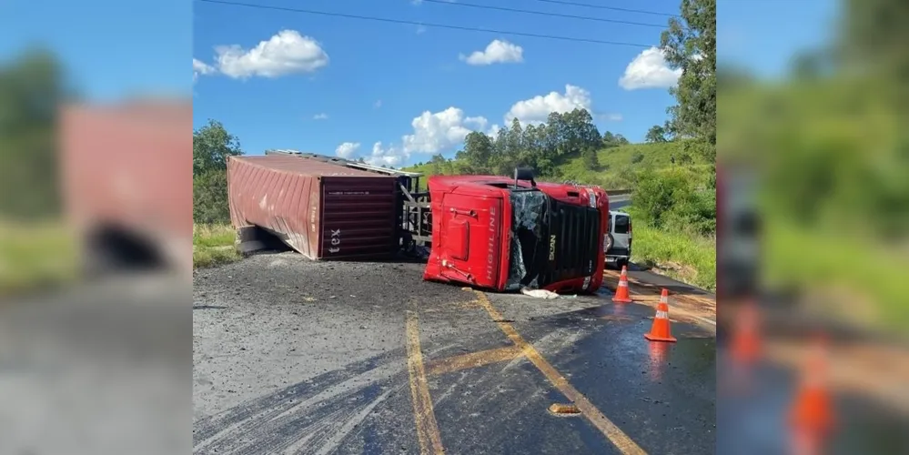 Caminhão Scania tombou na BR-376 em Ortigueira