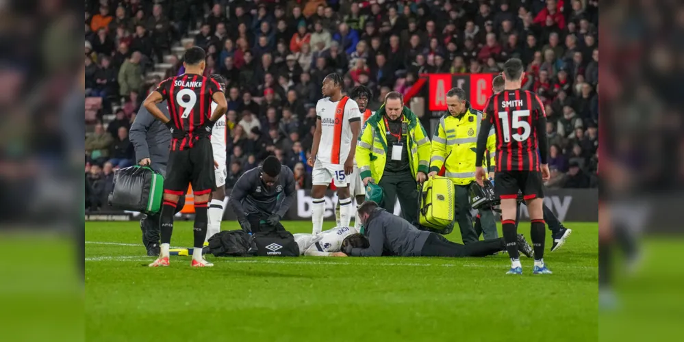 Lockyer desmaia durante o jogo entre Bournemouth e Luton Town