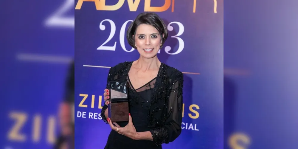 Leila Dione com o prêmio Personalidade do Marketing 2023 que recebeu da ADVB-PR