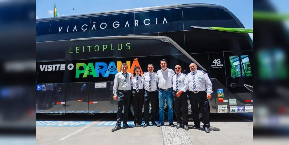 Cinco ônibus da empresa rodando com o slogan 'Visite o Paraná'.