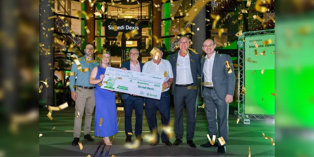 O ganhador associado da Sicredi Dexis recebeu o cheque simbólico com o prêmio na sede da cooperativa em Maringá (PR)
