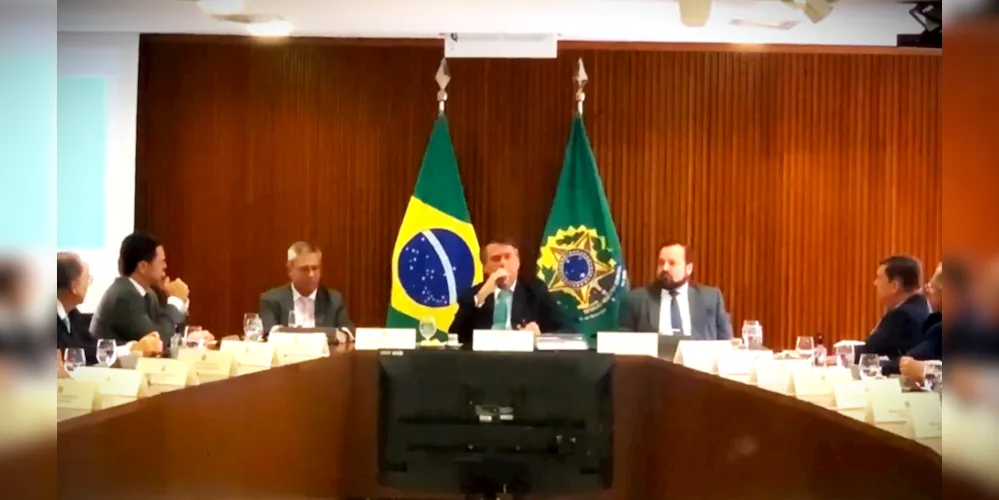 Ao centro o ex-presidente da República, Jair Bolsonaro