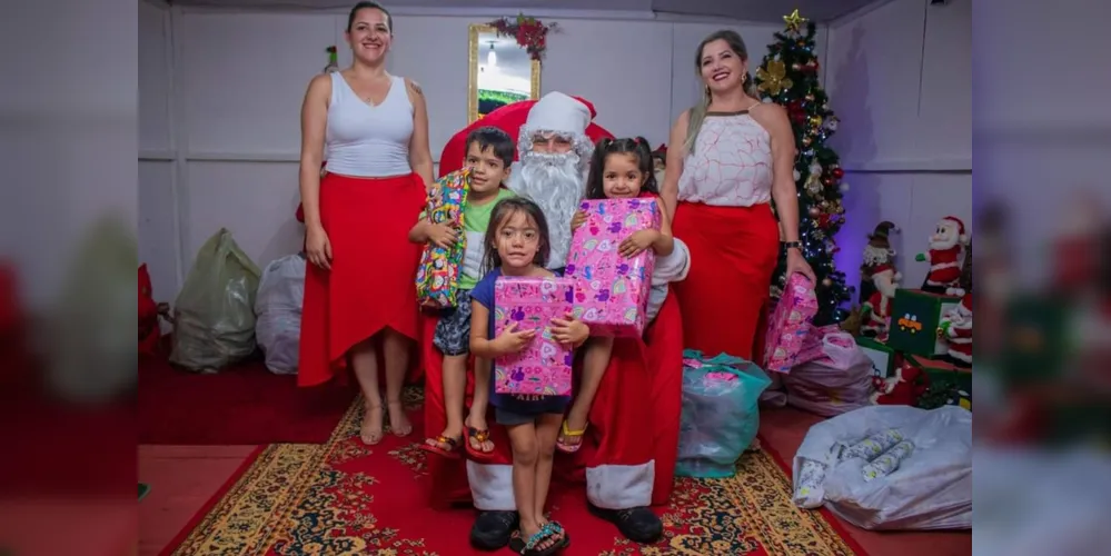 Kelly Oliveira presenteou as crianças na última sexta-feira (15) durante as comemorações de natal no município. A secretária de Assistência Social, Tatiane Oliveira, também participou da ação