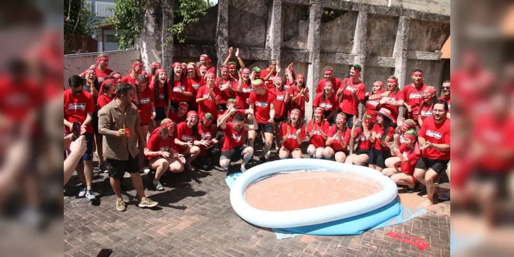 Alunos foram comemorar as aprovações no Colégio, com a tradicional 'piscina de lama'