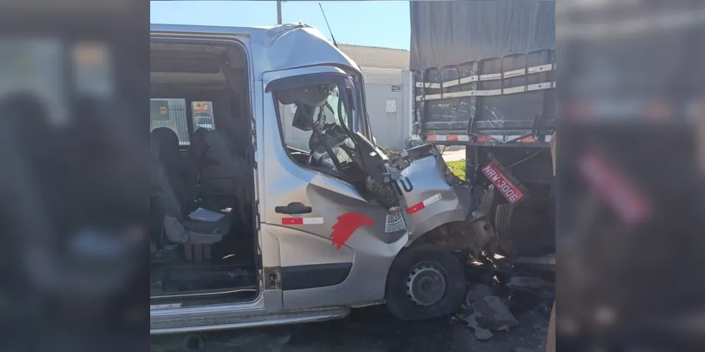 Imagem ilustrativa da imagem Van colide contra carreta e três pessoas ficam feridas; veja vídeo
