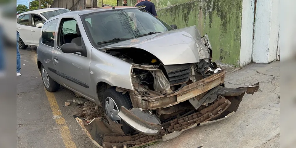 O condutor do veículo Renault Clio não teve a visão do veículo Peugeot 208 que estava entrando em uma residência do lado direito da via e acabou colidindo.