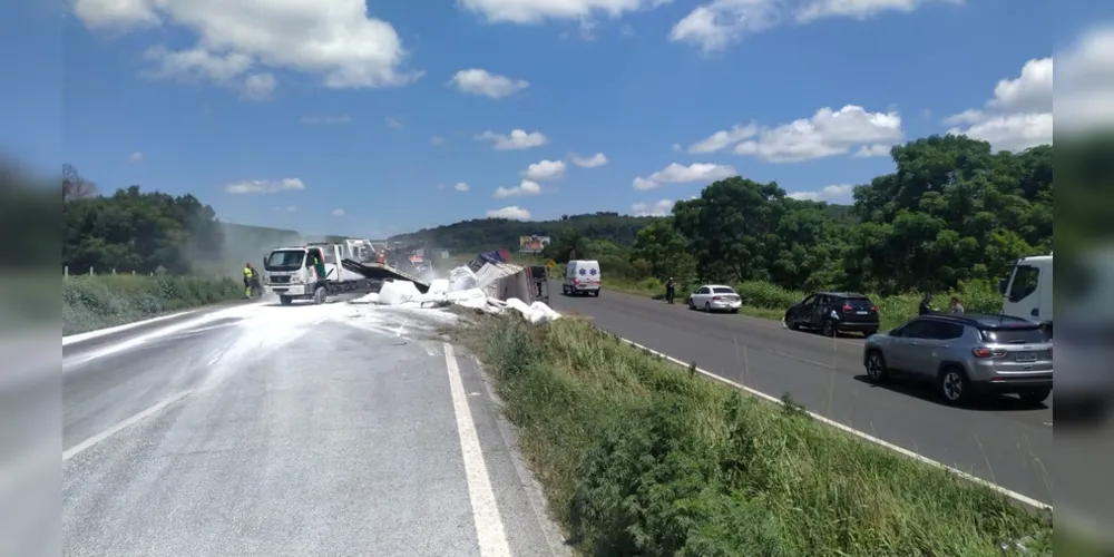Caminhão bitrem estava desgovernado e seguia sentido Ponta Grossa, tombou no canteiro central e a carga de calcário se espalhou no sentido Curitiba.