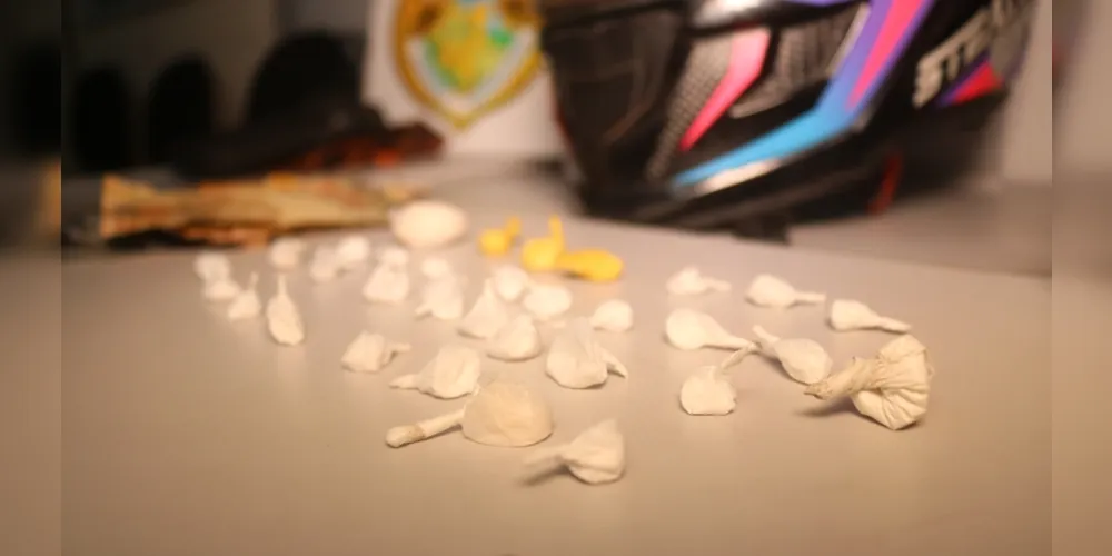 32 invólucros de cocaína foram apreendidos, contabilizando aproximadamente 16 gramas