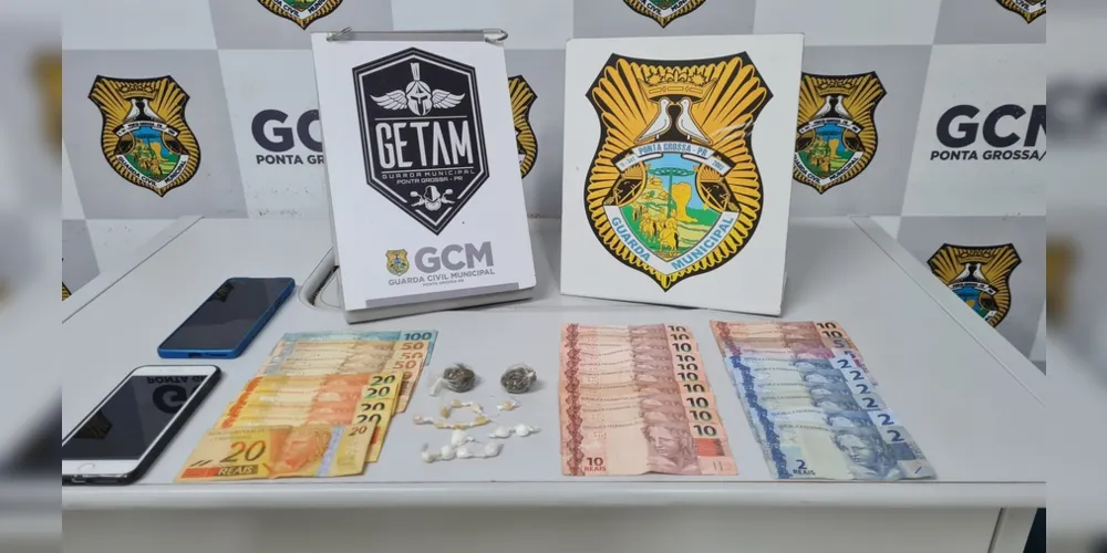 Foram apreendidos pacotes de maconha, crack e cocaína, além de R$ 542 em dinheiro