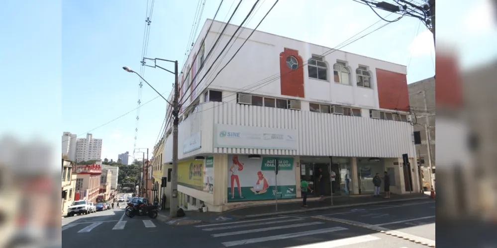 A Agência do Trabalhador, que fica na Rua Santana, esquina com a Rua Dr. Colares, no centro de Ponta Grossa