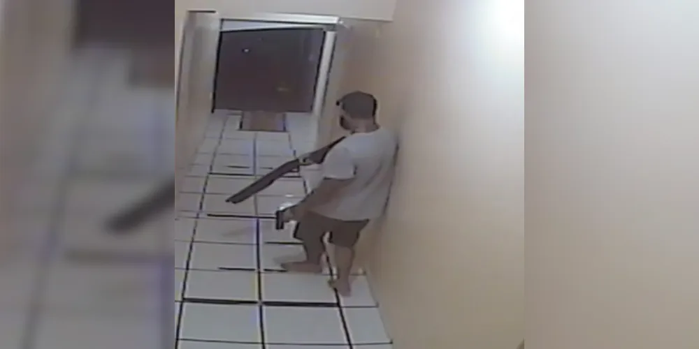 Imagens mostras o suspeito portando uma arma dentro do hotel
