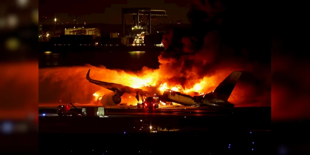 Airbus 350 da Japan Airlines pega fogo em aeroporto