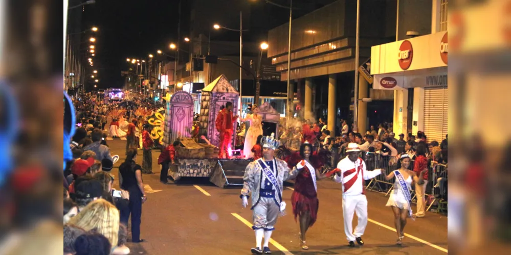 Até a terça-feira(13) a folia contará com desfiles de blocos e escolas de samba, matinês, concurso de fantasias, escolha da Rainha do Carnaval e do Rei Momo