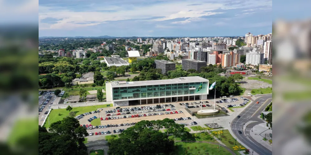 Centro Cívico de Curitiba onde estão os edifícios do Tribunais de Justiça, Tribunal de Contas, Palácio Iguaçu, Palácio das Araucarias, Assembléia Legislativa, Museu Oscar Niemeyer e a Praça Nossa Senhora de Salette