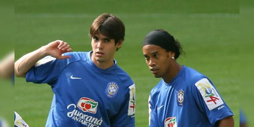 Ronaldinho Gaúcho e Kaká defendendo a seleção brasileira em busca de um novo título