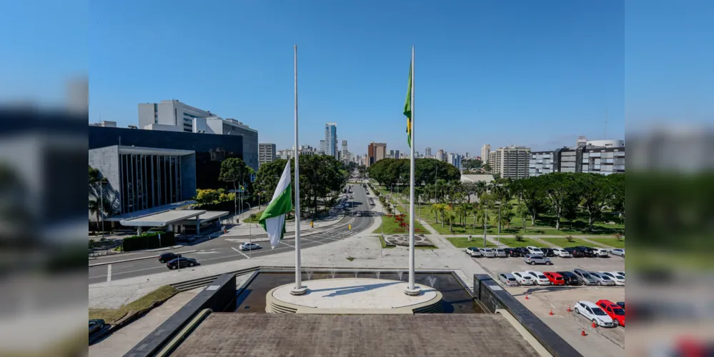 Bandeira do Paraná a meio mastro