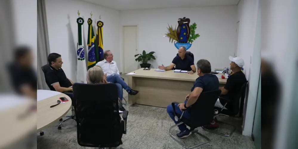 O prefeito de Prudentópolis, nos Campos Gerais, Osnei Stadler, recebeu, na manhã desta terça-feira (16), em seu gabinete, a visita do Sindicato dos Servidores Públicos Municipais de Prudentópolis