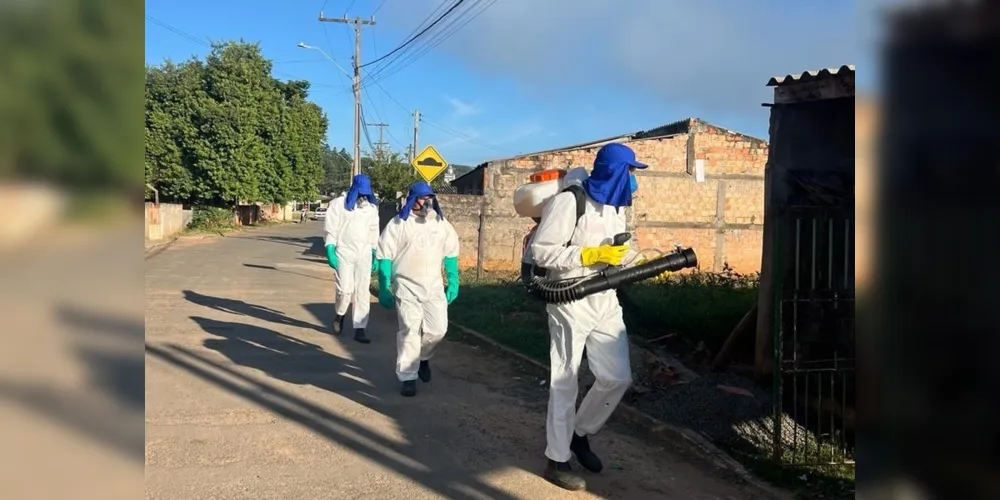Os agentes de endemias da Prefeitura de Sengés estão fazendo ações que incluem a aplicação de fumacê para eliminar os criadouros e evitar a proliferação do mosquito transmissor