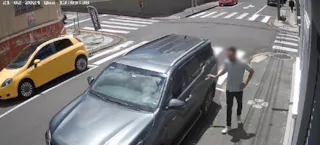 Nas imagens, é possível ver o suspeito olhando para os lados, mexendo na maçaneta do carro, até que entra no veículo e, após um tempo, sai com a bolsa.