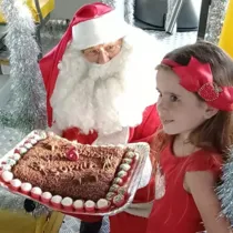 Papai Noel segura bolo de aniversário para Sophia