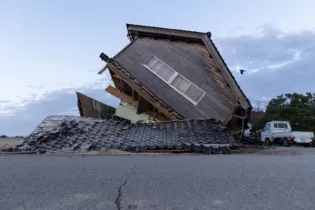 Casas, edifícios e estradas foram afetadas pelos tremores