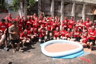 Alunos foram comemorar as aprovações no Colégio, com a tradicional 'piscina de lama'