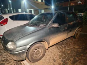 Veículo Chevrolet Corsa Super, cor verde, estava abandonado na rua Rio Grande do Norte, no bairro Nova Rússia.