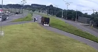 Imagem ilustrativa da imagem Veja momento que tora de madeira cai e atinge motociclista; vídeo