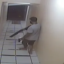 Imagens mostras o suspeito portando uma arma dentro do hotel