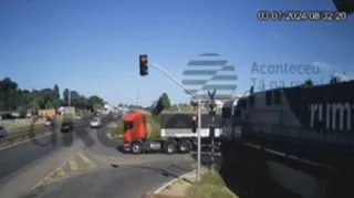 Imagem ilustrativa da imagem Vídeo mostra batida de trem em caminhão na Souza Naves