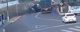 O motorista conseguiu sair do veículo após o acidente.