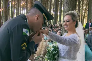 Caroline e o marido, Victor Schwantes, são policiais militares no Paraná e tinham acabado de sair do cartório quando viram a situação