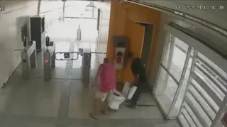 Os dois indivíduos entraram no banheiro da estação e, alguns minutos depois, saíram carregando o vaso sanitário.