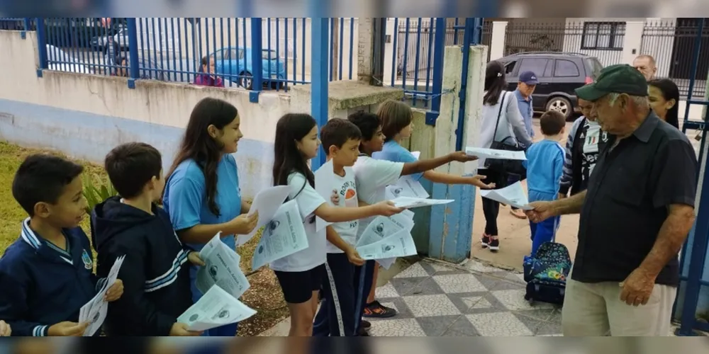 Educandos distribuíram periódico durante o horário de saída