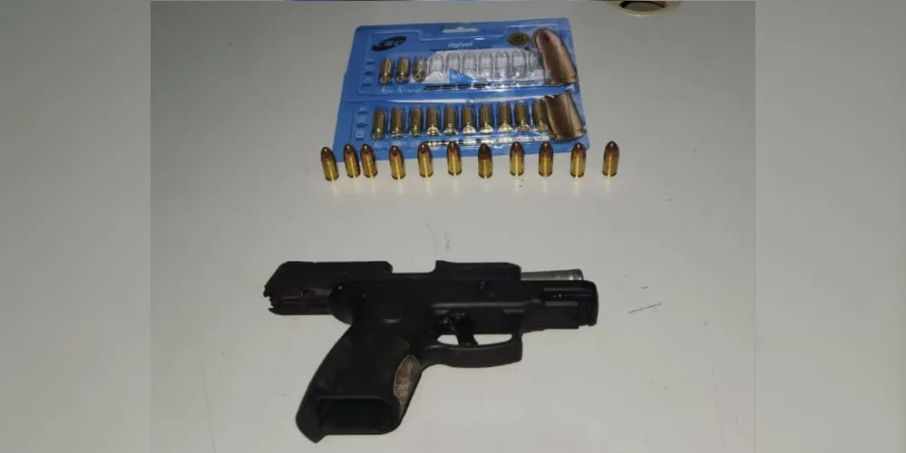 Pistola estava carregada com 11 munições; outras 13 foram encontradas no carro do suspeito