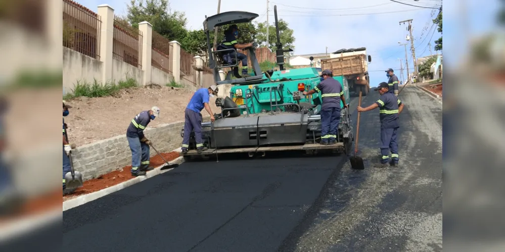A Prefeitura de Ponta Grossa finalizou nesta semana as obras de pavimentação de mais trechos de ruas nas vilas da cidade e já prepara novos segmentos