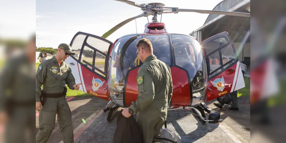 O Governo do Paraná, por meio do Batalhão de Polícia Militar de Operações Aéreas - BPMOA, reforçou a ajuda a catástrofe no Rio Grande do Sul com um helicóptero e quatro tripulantes