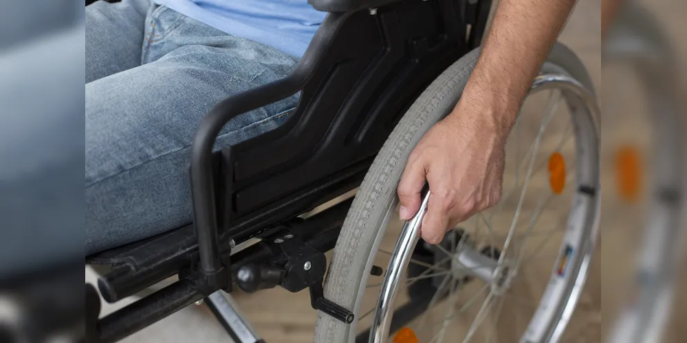 Adolescente utiliza cadeira de rodas para se locomover