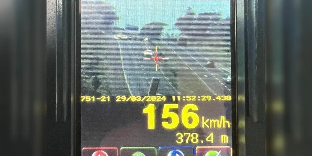 A velocidade máxima permitida para a via é de 110 km/h